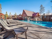 Slopeside Retreat: Ski Access, Hot Tub & Views
