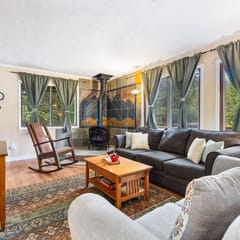 Mountain Cabana: Forest Views, Fireplace, Pet & Kid Friendly