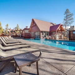 Slopeside Retreat: Ski Access, Hot Tub & Views