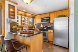 Ski-In/Out Mountain Condo w/Hot Tub & Pool Access