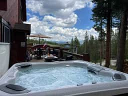 Secluded Luxury Duplex: Hot Tub, 5 Min to Slopes