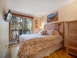 Ski-In/Ski-Out Breck Condo w/ Pool & Free Parking