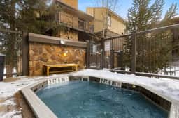 Slopeside Retreat: Ski Access, Hot Tub & Views