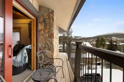 Slopeside Retreat: Ski Access, Hot Tub & Views - Image 3