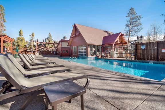 Slopeside Retreat: Ski Access, Hot Tub & Views - Image 1