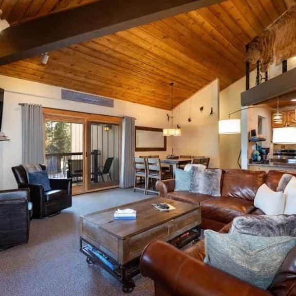 Slopeside Retreat: Ski Access, Hot Tub & Views - Image 1