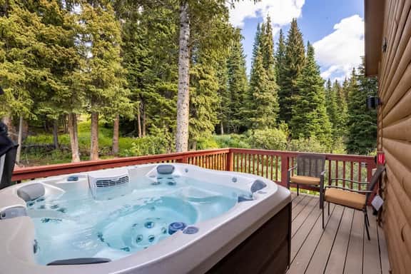 Pet-Friendly Mountain Cabin w/ Hot Tub & Stunning Views