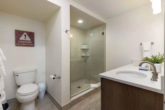 Ski-in Chic Condo w/ Hot Tub, Near Downtown