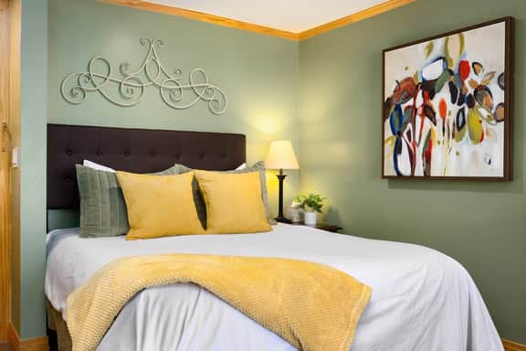 Ski-In/Out Mountain Condo w/Hot Tub & Pool Access