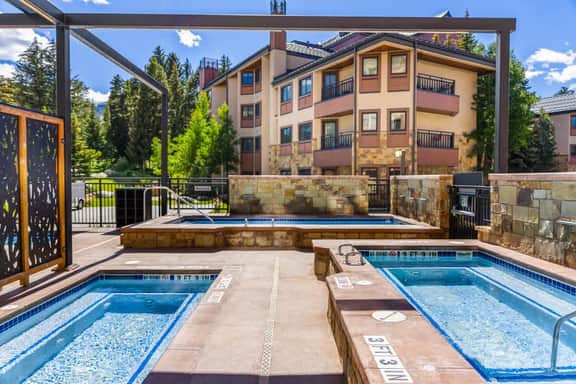 Ski-In/Out Mountain Condo w/Hot Tub & Pool Access