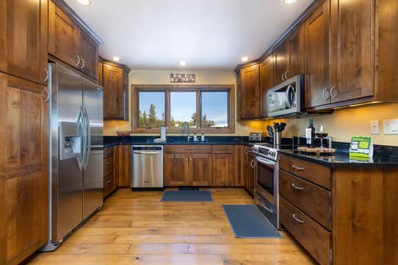 Secluded Luxury Duplex: Hot Tub, 5 Min to Slopes