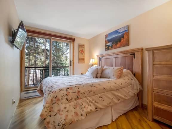 Ski-In/Ski-Out Breck Condo w/ Pool & Free Parking
