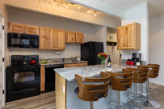 Breckenridge Condo w/ Hot Tub & Mountain Views
