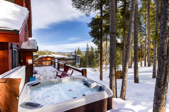 Secluded Luxury Duplex: Hot Tub, 5 Min to Slopes