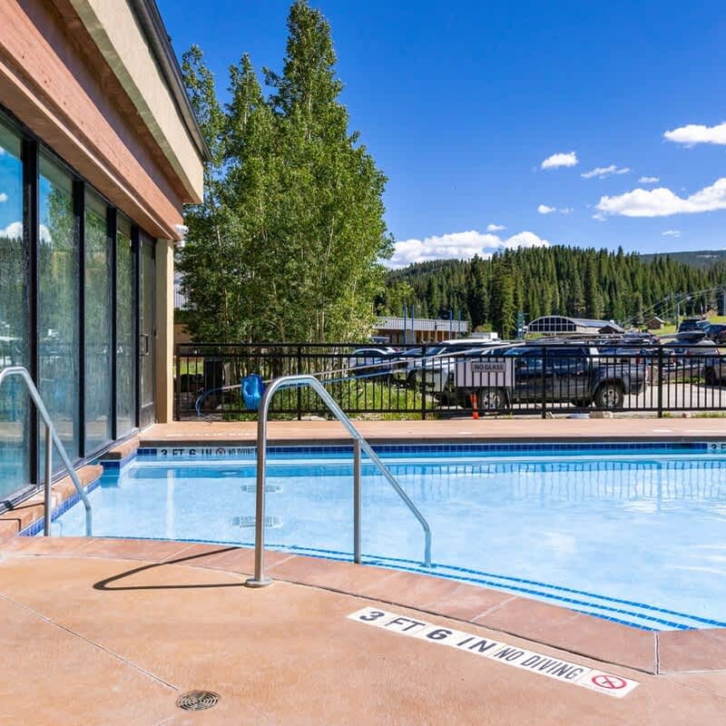 Ski-In/Out Mountain Condo w/Hot Tub & Pool Access